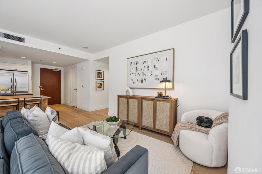 BLU 2 bedroom unit with a HUGE approx. 400 square foot private - photo 18