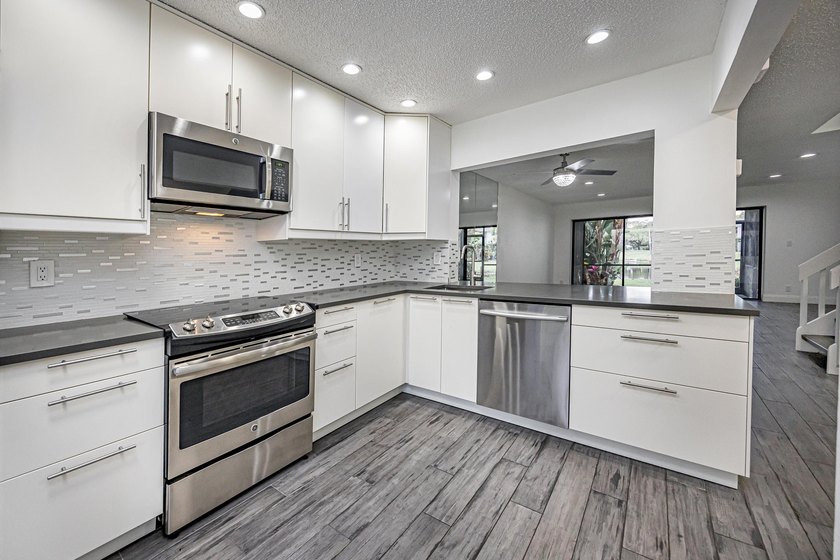 Beautifully remodeled, lakefront townhouse located in desirable - photo 9