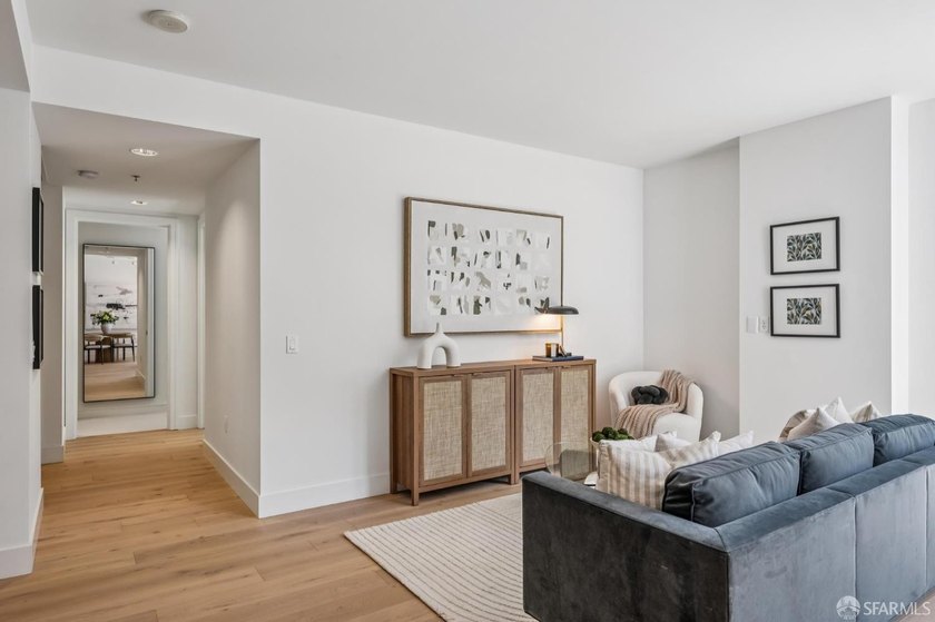BLU 2 bedroom unit with a HUGE approx. 400 square foot private - photo 19