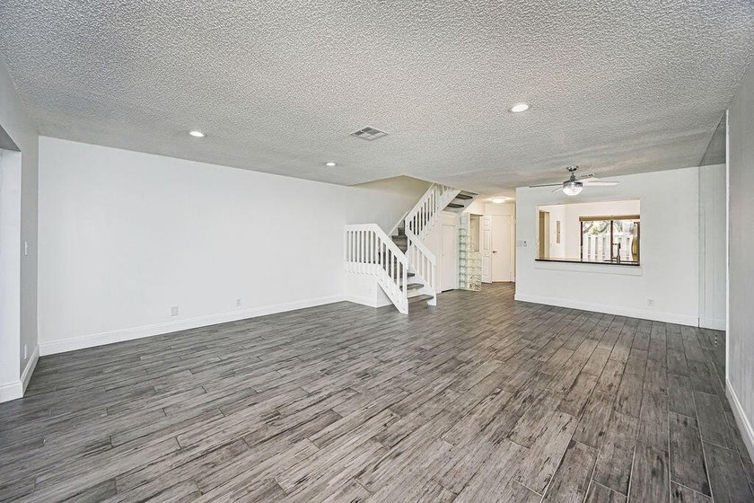 Beautifully remodeled, lakefront townhouse located in desirable - photo 10