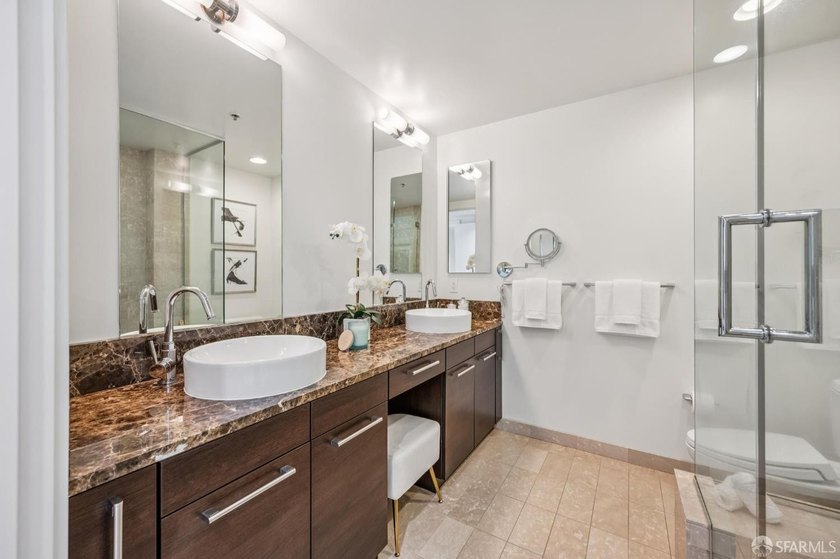 BLU 2 bedroom unit with a HUGE approx. 400 square foot private - photo 27