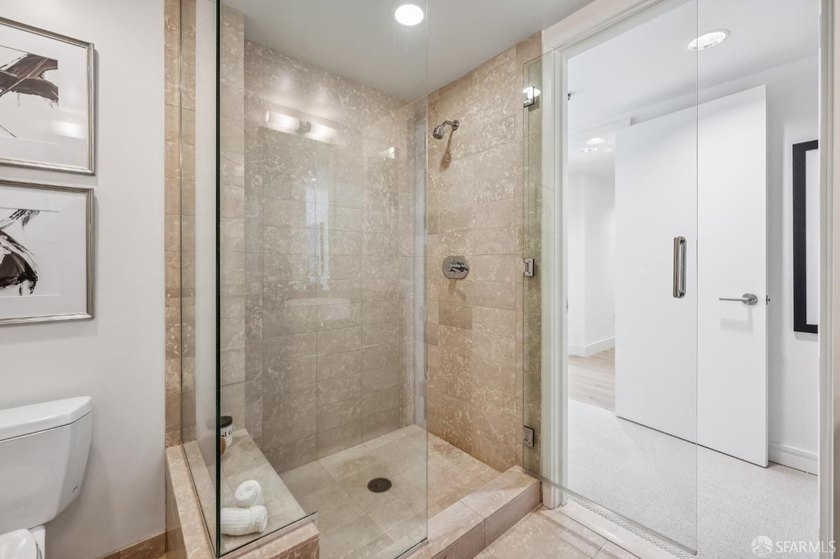 BLU 2 bedroom unit with a HUGE approx. 400 square foot private - photo 29