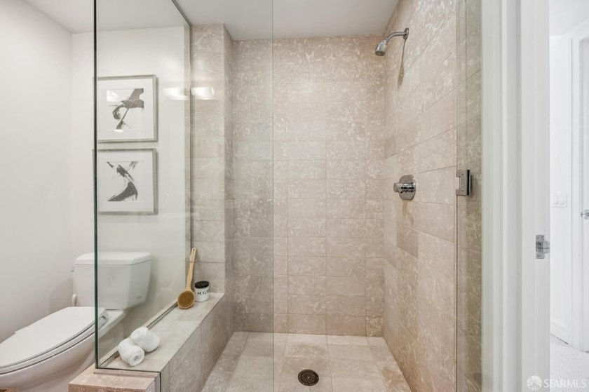 BLU 2 bedroom unit with a HUGE approx. 400 square foot private - photo 30