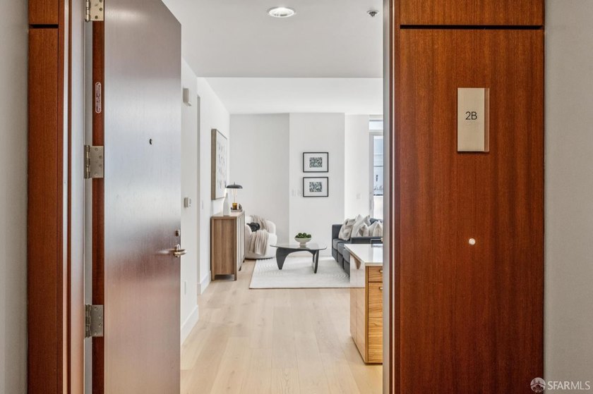 BLU 2 bedroom unit with a HUGE approx. 400 square foot private - photo 35