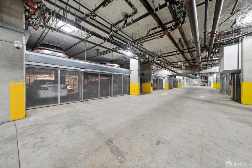 BLU 2 bedroom unit with a HUGE approx. 400 square foot private - photo 36