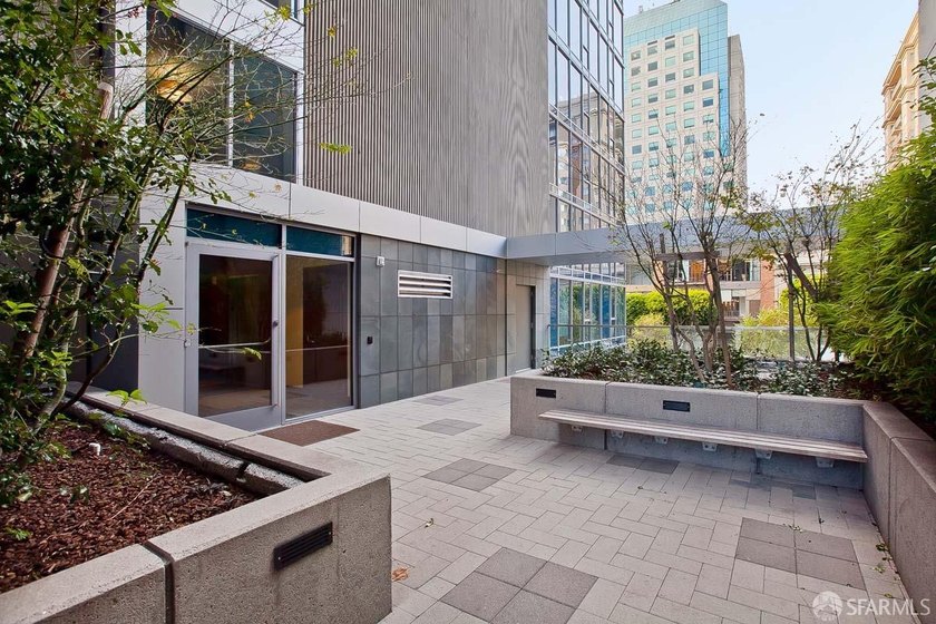 BLU 2 bedroom unit with a HUGE approx. 400 square foot private - photo 38