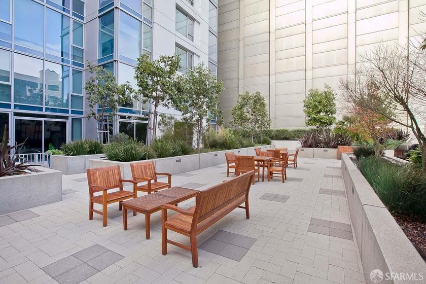 BLU 2 bedroom unit with a HUGE approx. 400 square foot private - photo 39