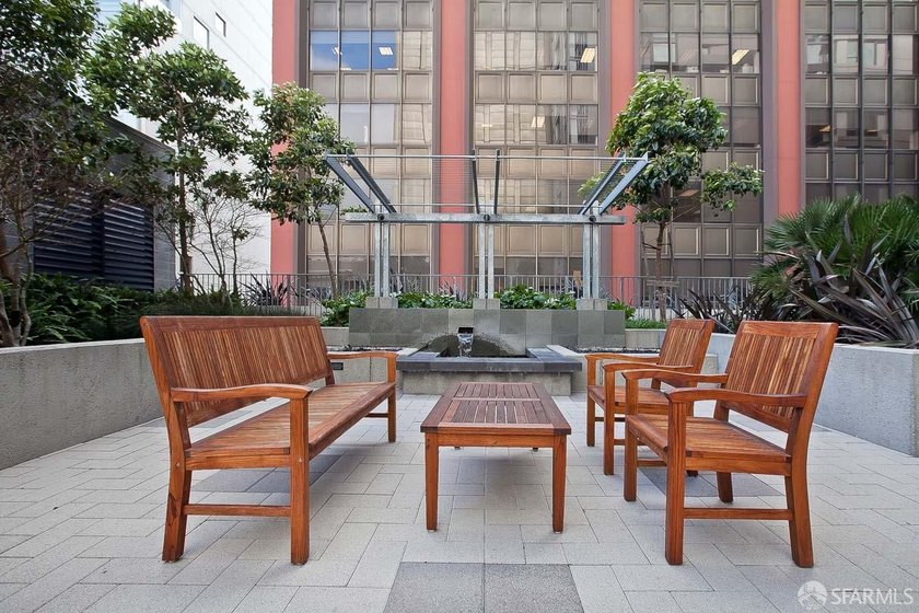 BLU 2 bedroom unit with a HUGE approx. 400 square foot private - photo 40