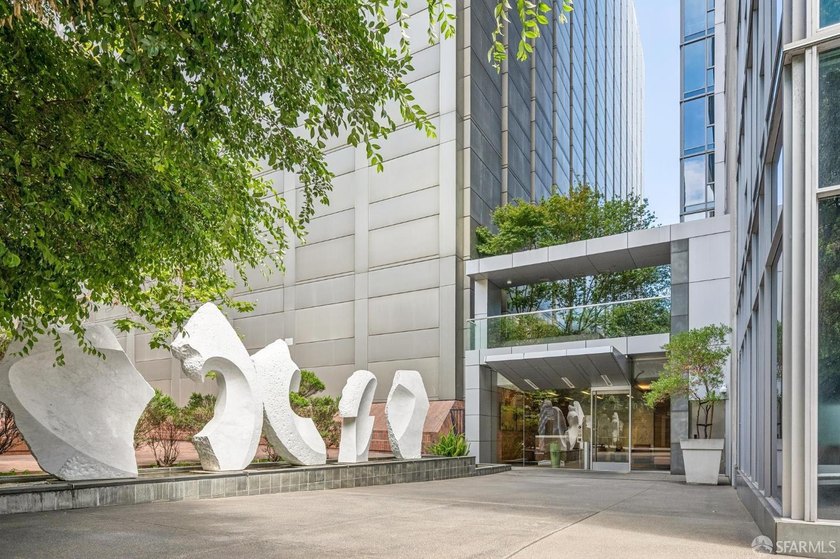 BLU 2 bedroom unit with a HUGE approx. 400 square foot private - photo 44