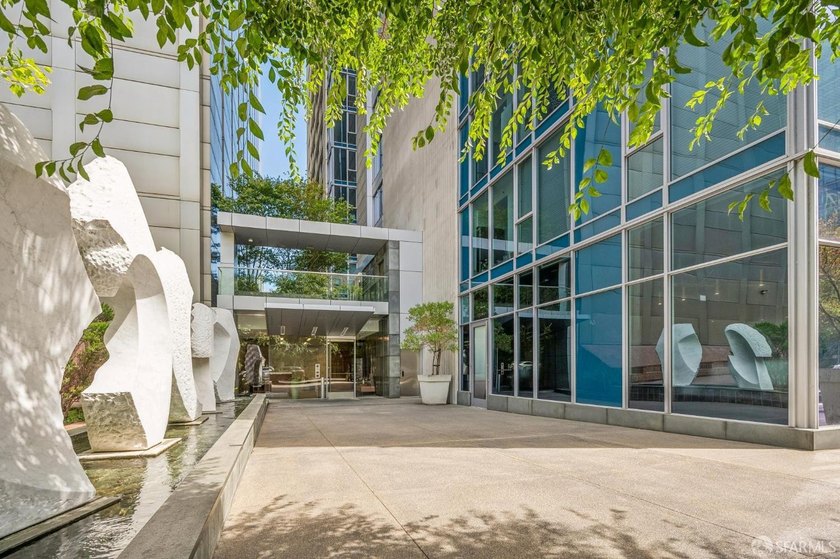 BLU 2 bedroom unit with a HUGE approx. 400 square foot private - photo 45