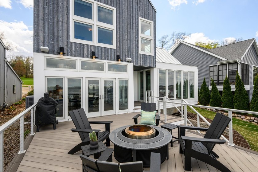 Lakefront luxury meets architectural distinction in this - photo 9