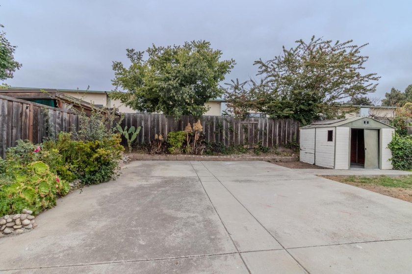 Welcome to this charming single-story home conveniently located - photo 27