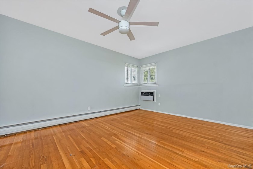 Welcome to this beautifully updated, move-in-ready 5-bedroom, 2 - photo 22