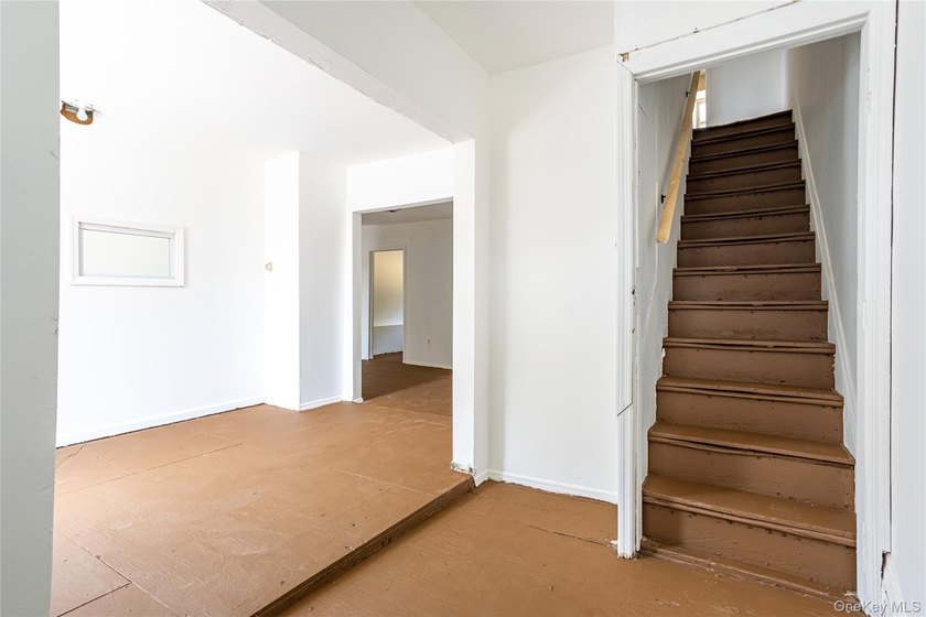 Colonial-style home featuring 4 bedrooms, 1.5 baths, formal - photo 4