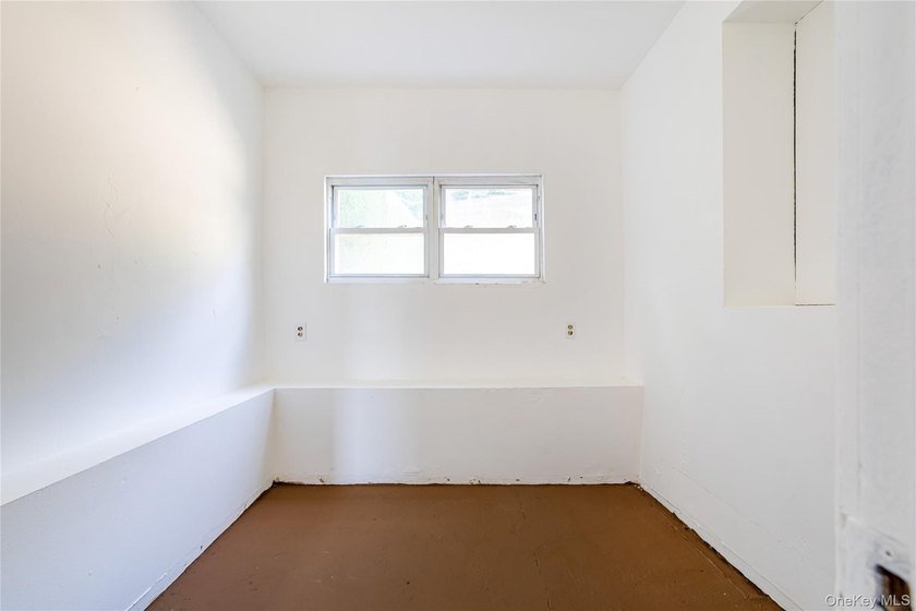 Colonial-style home featuring 4 bedrooms, 1.5 baths, formal - photo 8