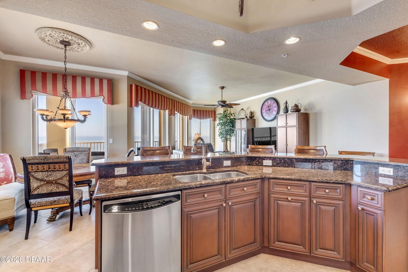 Experience the pinnacle of boutique luxurious oceanfront living - photo 9