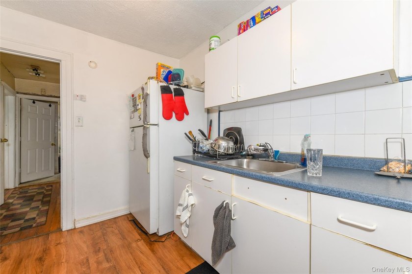 Well maintained two family in residential Rosedale. Both floors - photo 11