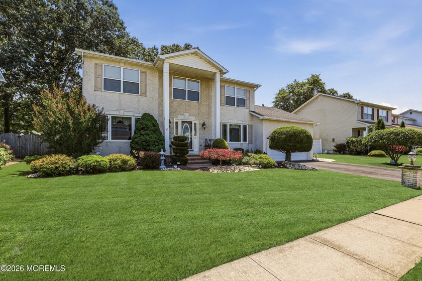 Welcome to this beautifully maintained 4-bedroom, 2.5-bath - photo 3