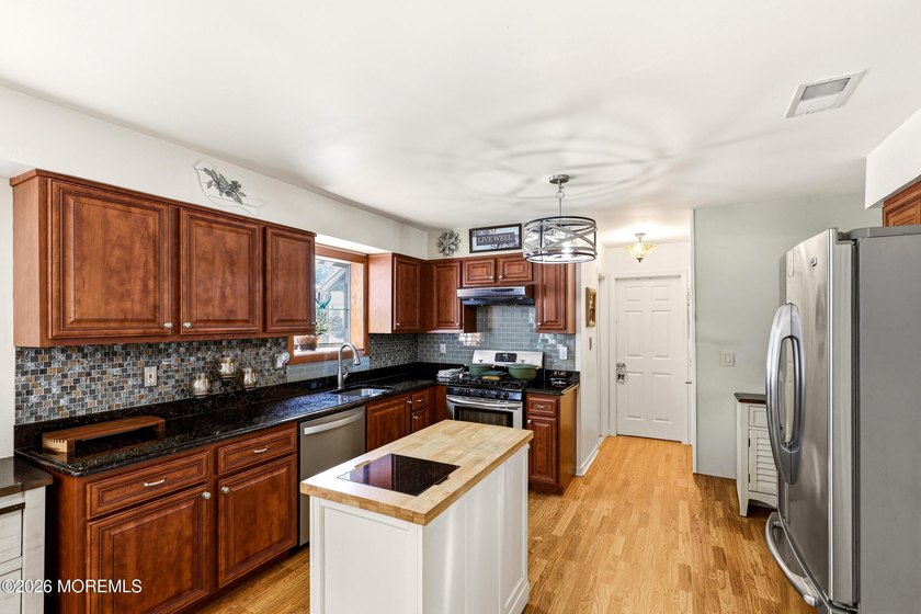 Welcome to this beautifully maintained 4-bedroom, 2.5-bath - photo 6