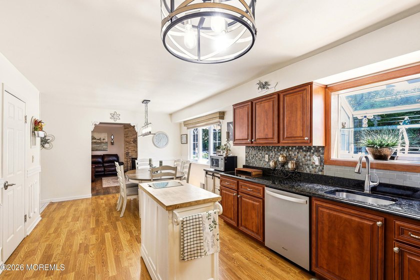 Welcome to this beautifully maintained 4-bedroom, 2.5-bath - photo 7