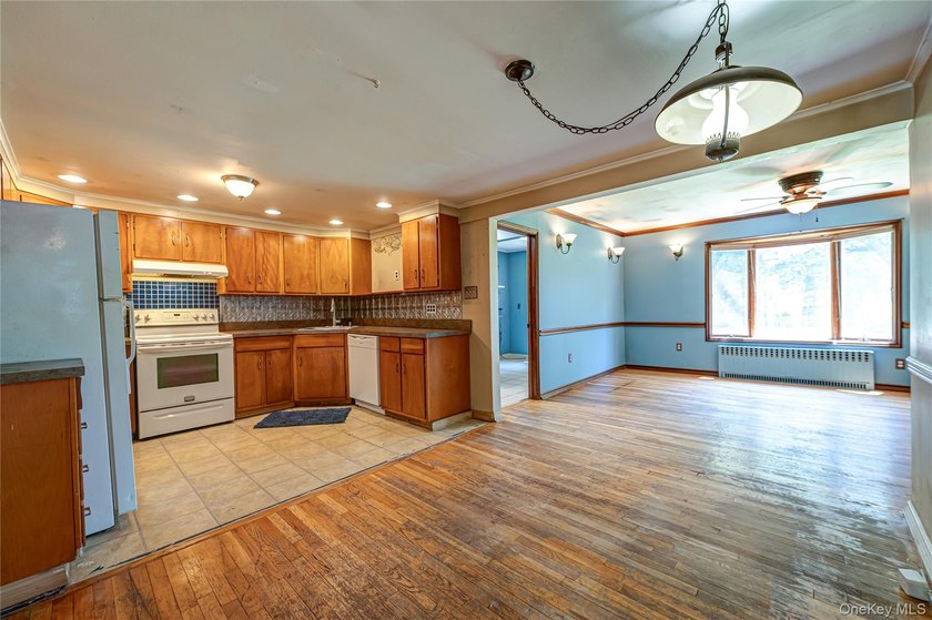 Rare opportunity to own this large, mid-block colonial with - photo 8