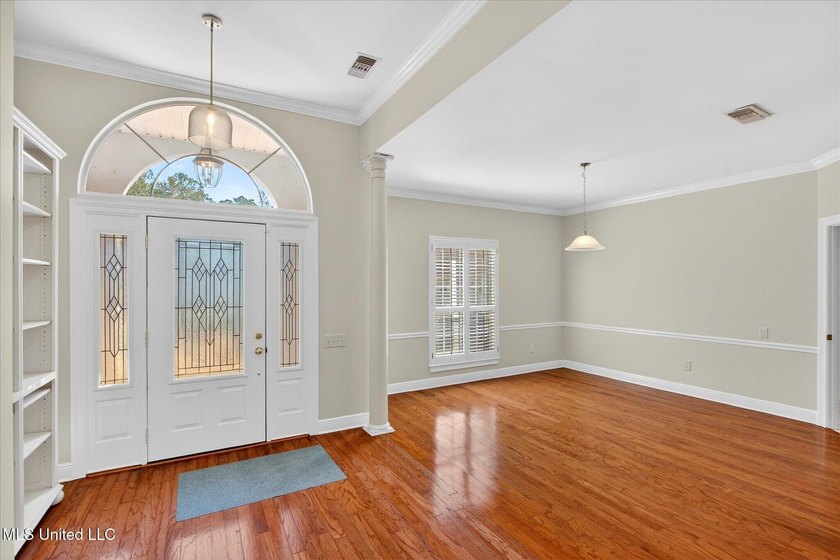 Beautiful home loaded with curb appeal, circular dive and side - photo 2