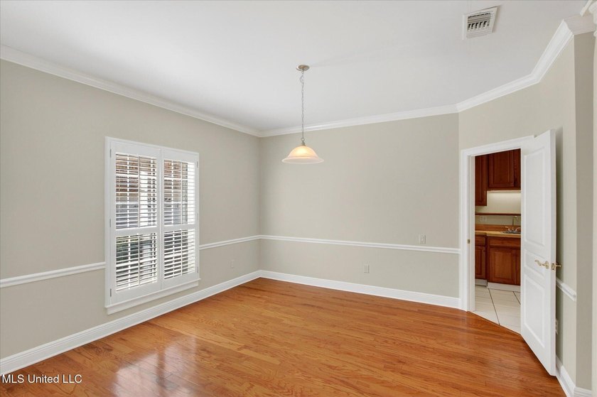 Beautiful home loaded with curb appeal, circular dive and side - photo 3