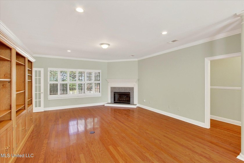 Beautiful home loaded with curb appeal, circular dive and side - photo 5