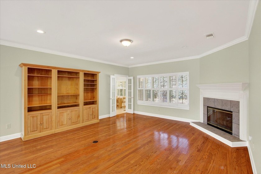 Beautiful home loaded with curb appeal, circular dive and side - photo 6