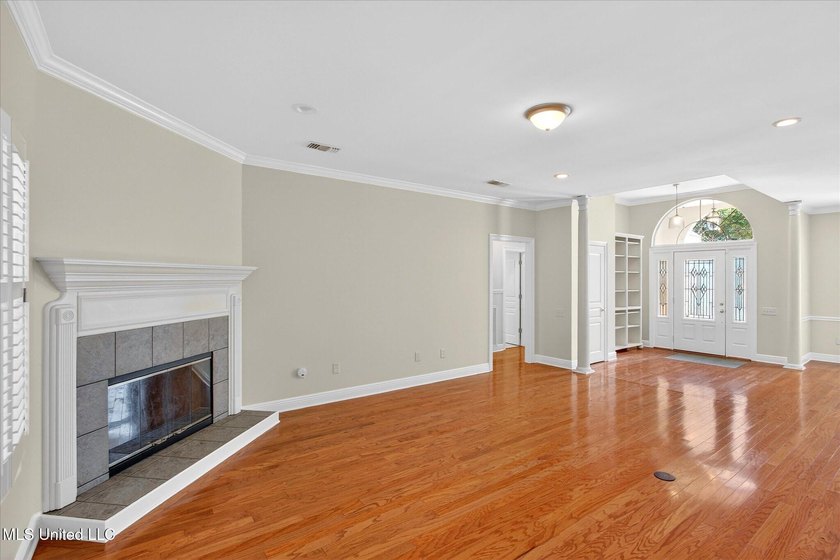 Beautiful home loaded with curb appeal, circular dive and side - photo 7