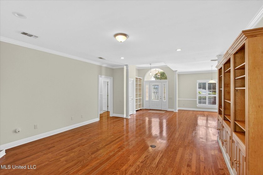 Beautiful home loaded with curb appeal, circular dive and side - photo 8