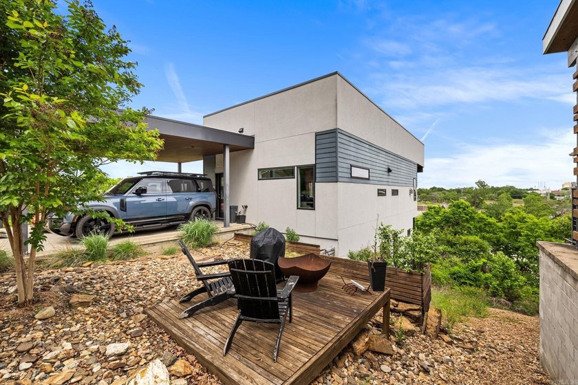 Perched above The Capitol, this contemporary retreat is designed - photo 5