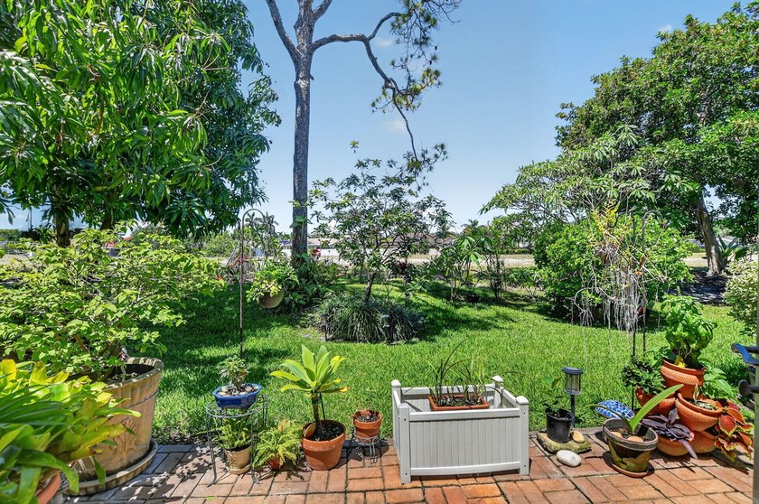 Stunning Boca Raton townhome offering exceptional space &amp; value - photo 10