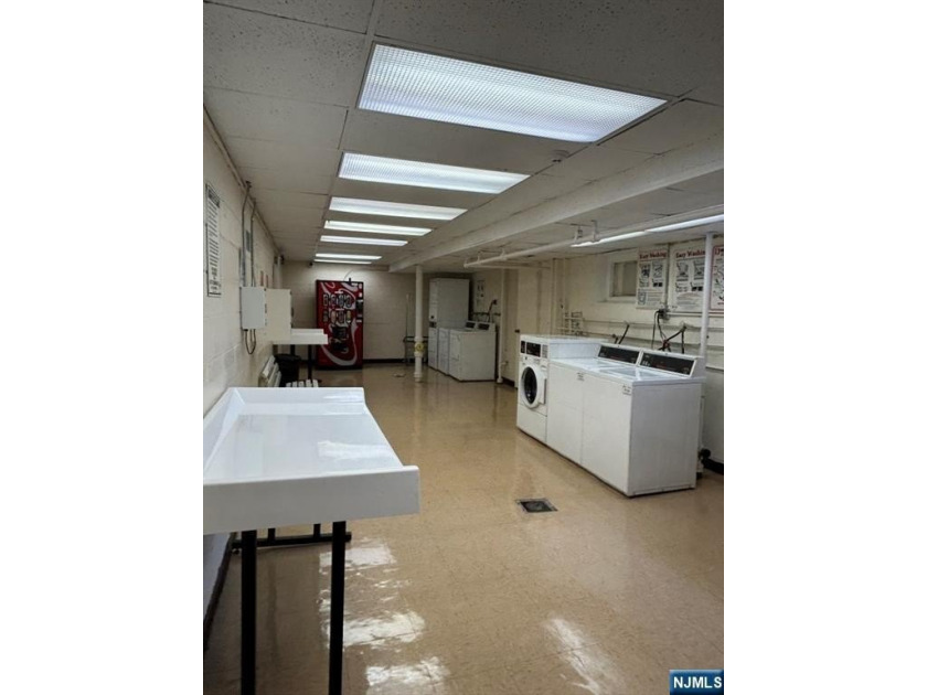 The monthly maintenance fee includes heat, hot and cold water - photo 5