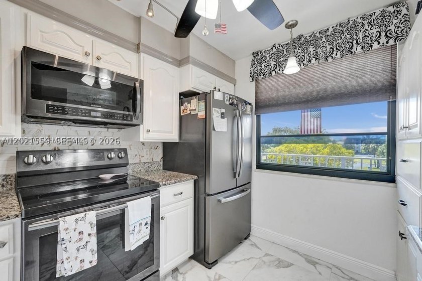 Spacious &amp; rarely available SUPERIOR model in the highly - photo 4