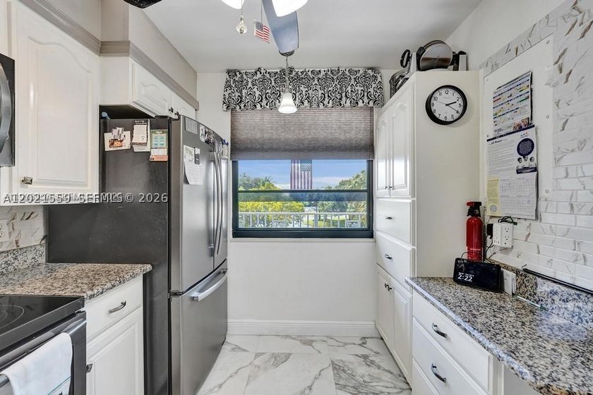 Spacious &amp; rarely available SUPERIOR model in the highly - photo 6