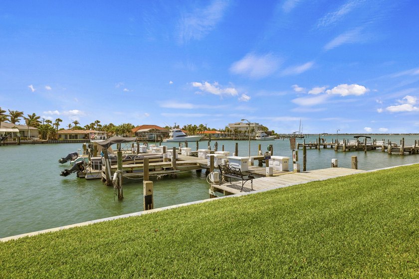 Welcome to the 55+ community of the Colonnades. Exceptional - photo 4