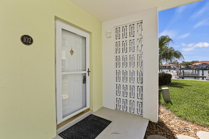 Welcome to the 55+ community of the Colonnades. Exceptional - photo 5