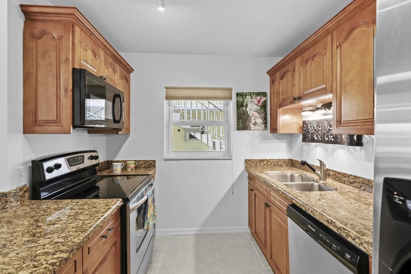 Welcome to the 55+ community of the Colonnades. Exceptional - photo 7