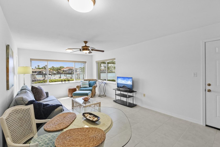 Welcome to the 55+ community of the Colonnades. Exceptional - photo 9