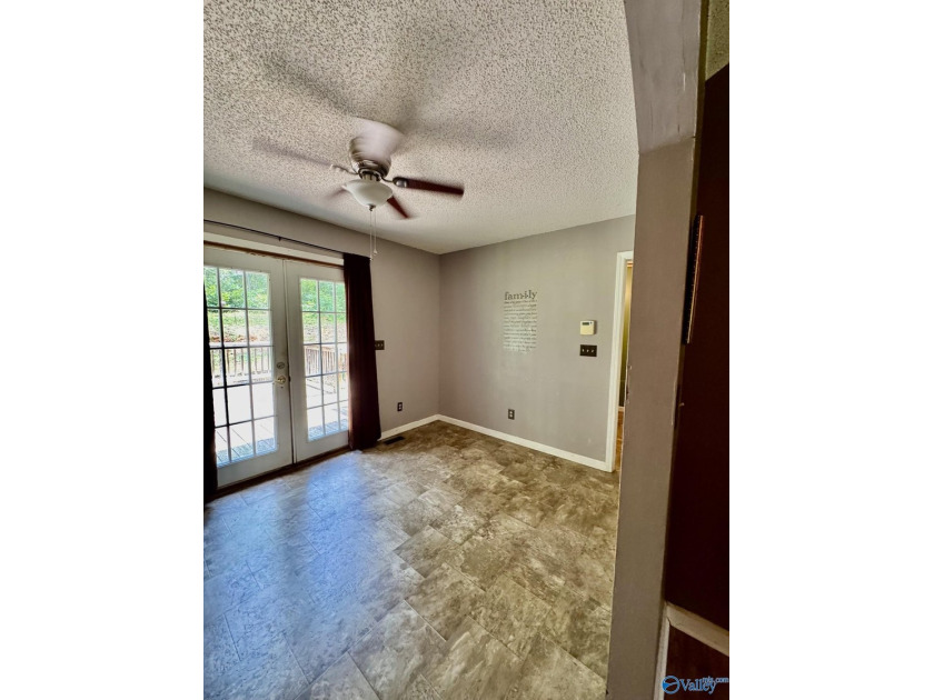 Nice, private, 3 bedroom, 2 bath home located minutes from Weiss - photo 10