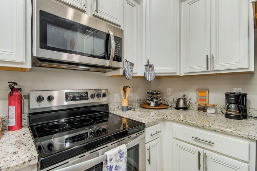 Downtown Pensacola hidden gem! Fully furnished townhome and - photo 50