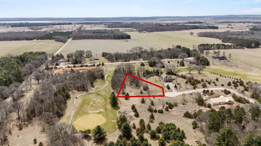 Perfectly positioned along the 14th fairway of the desirable - photo 4