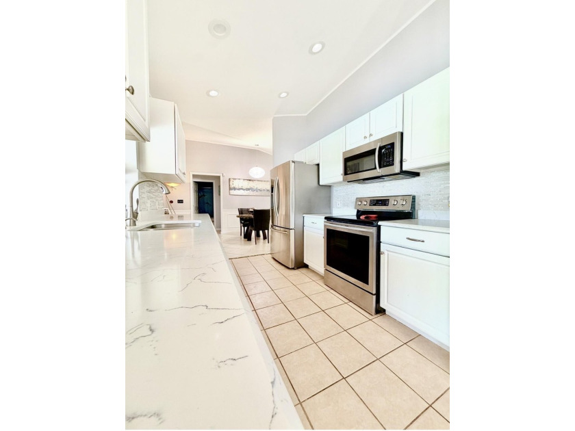 Welcome to this inviting three-bedroom, two-bathroom - photo 24