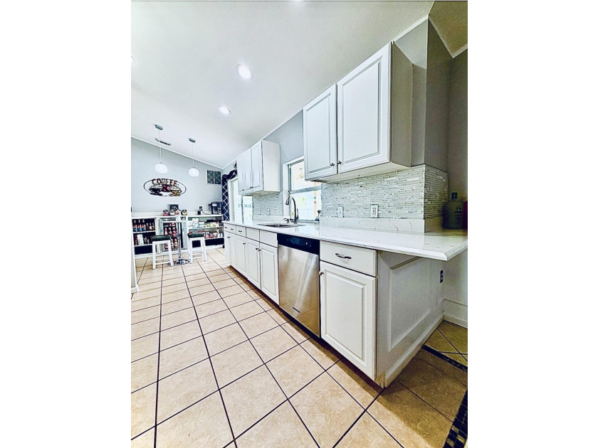 Welcome to this inviting three-bedroom, two-bathroom - photo 25