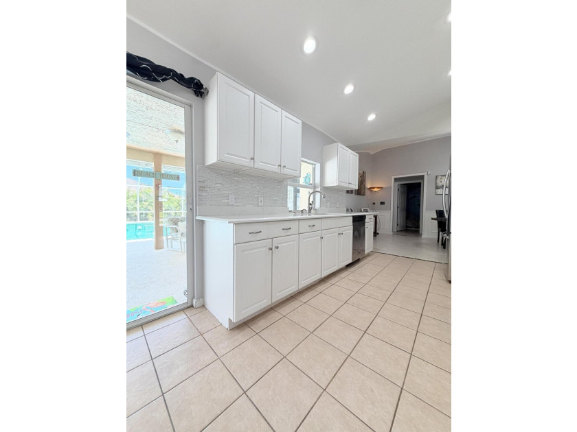 Welcome to this inviting three-bedroom, two-bathroom - photo 26