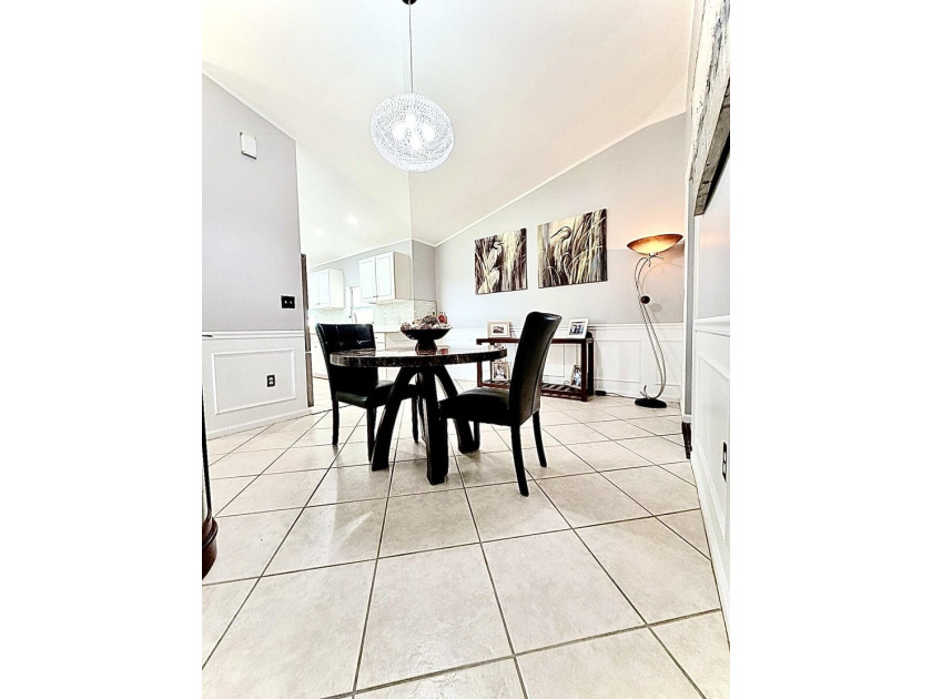 Welcome to this inviting three-bedroom, two-bathroom - photo 37