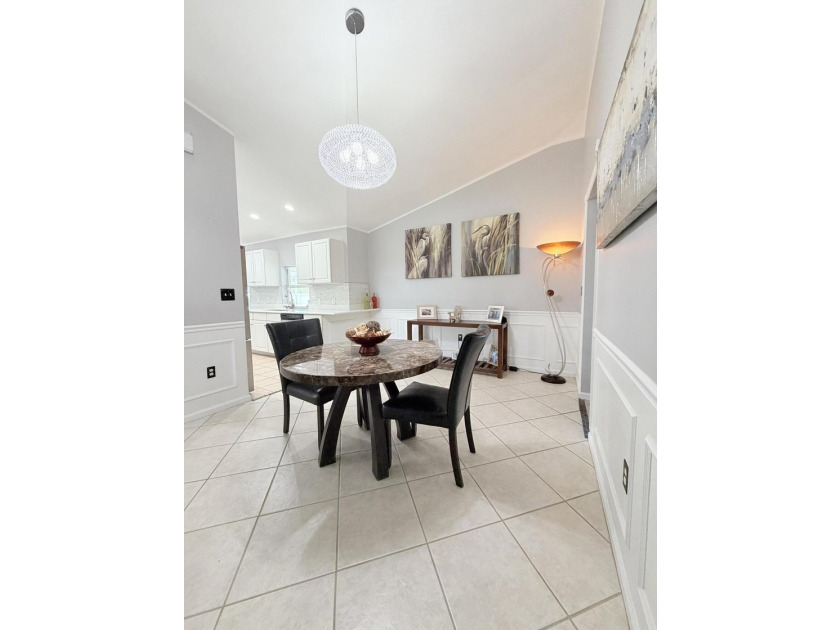 Welcome to this inviting three-bedroom, two-bathroom - photo 38