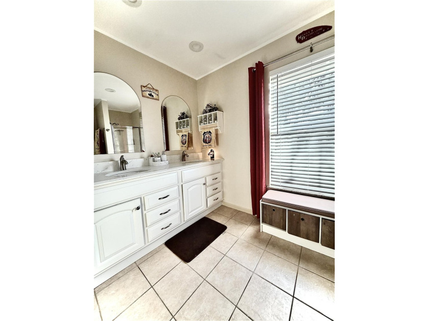 Welcome to this inviting three-bedroom, two-bathroom - photo 49