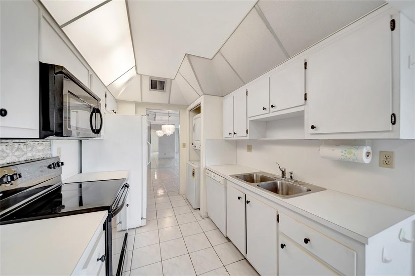 MOTIVATED SELLER! LARGE PRICE REDUCTION ! This Unit is ready for - photo 21